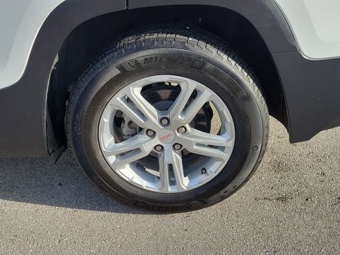 Used 2024 GMC Terrain SLE FWD image 26