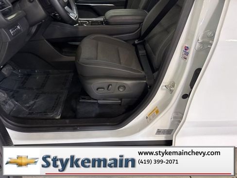 Used 2024 Chevrolet Traverse LT image 32