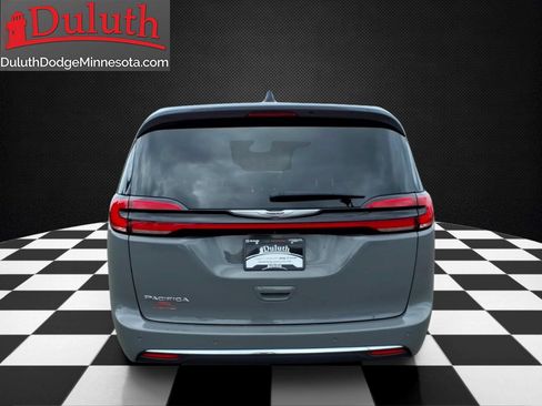 Used 2025 Chrysler Pacifica Select FWD image 4