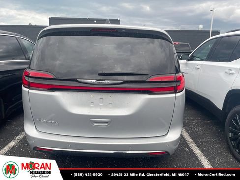 Used 2024 Chrysler Pacifica Touring-L FWD image 5