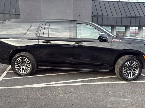 Used 2025 Chevrolet Suburban Z71 image 2