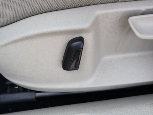 Used 2016 Volkswagen Golf 4-Door FWD image 30