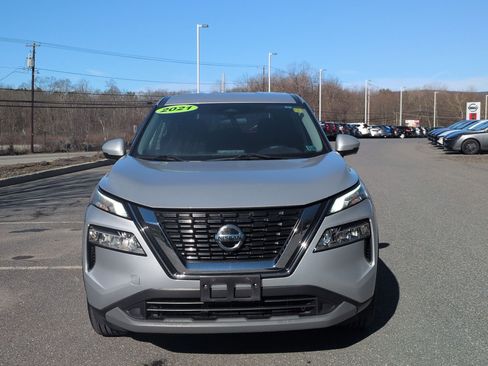 Used 2021 Nissan Rogue SV image 2