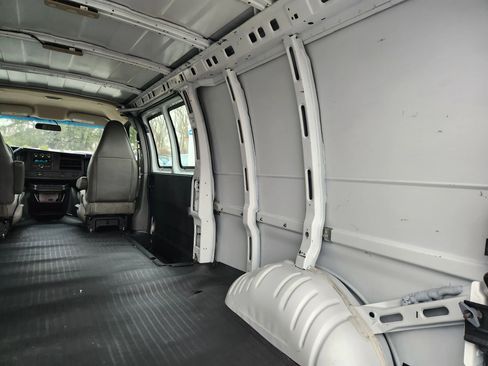 Used 2017 GMC Savana 3500 Extended image 40