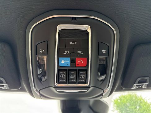 New 2025 Jeep Grand Cherokee Limited w/ Black Appearance Package image 33