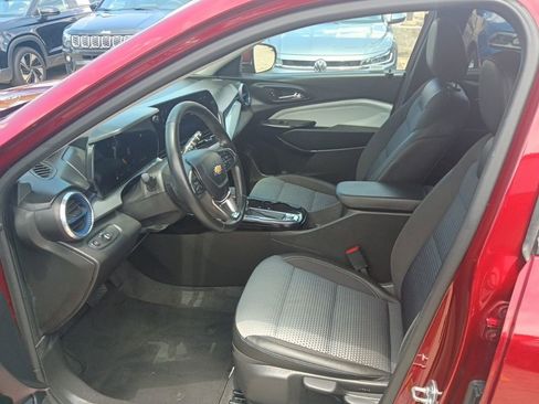 Used 2025 Chevrolet Trax LT w/ LT Convenience Package FWD image 4