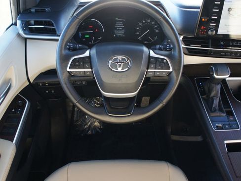 Used 2024 Toyota Sienna XLE image 5