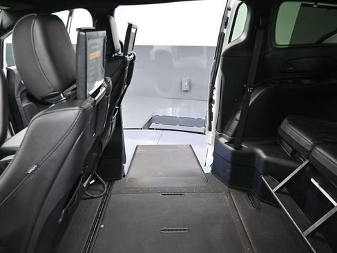 Used 2022 Chrysler Pacifica Touring-L w/ Uconnect Theater Family Group image 39