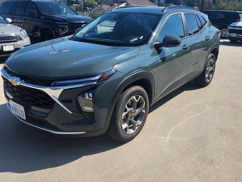 Used 2025 Chevrolet Trax LT FWD image 2
