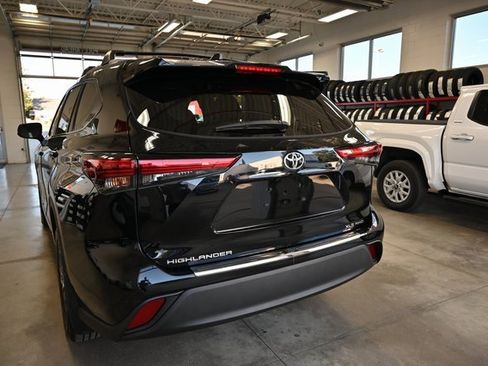 Used 2023 Toyota Highlander XLE image 7