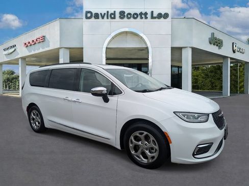Used 2023 Chrysler Pacifica Limited FWD image 3