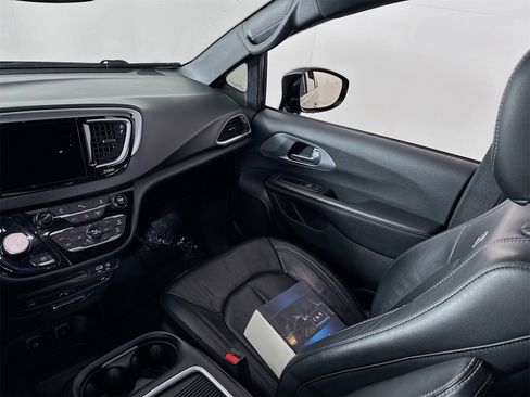 Used 2018 Chrysler Pacifica Touring-L Plus image 19