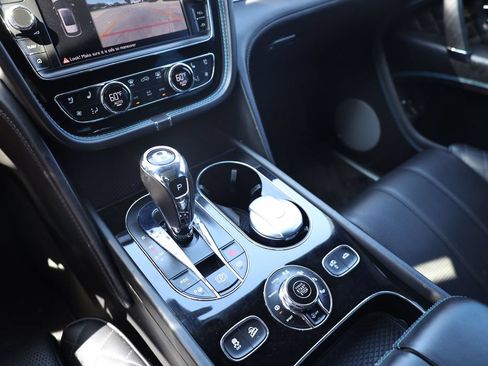Used 2017 Bentley Bentayga AWD/4WD image 17