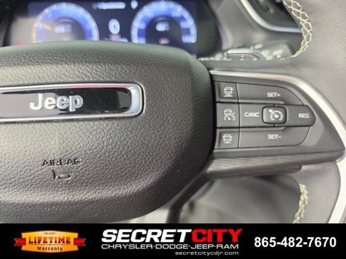 Used 2024 Jeep Grand Cherokee Altitude AWD/4WD image 17