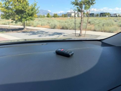 Used 2026 Toyota Sienna XLE FWD image 34