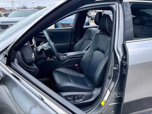 Used 2023 Toyota Crown Limited image 18