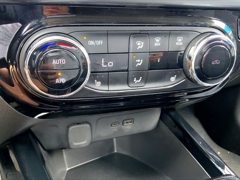 Used 2024 Chevrolet Trax LT w/ LT Convenience Package FWD image 34