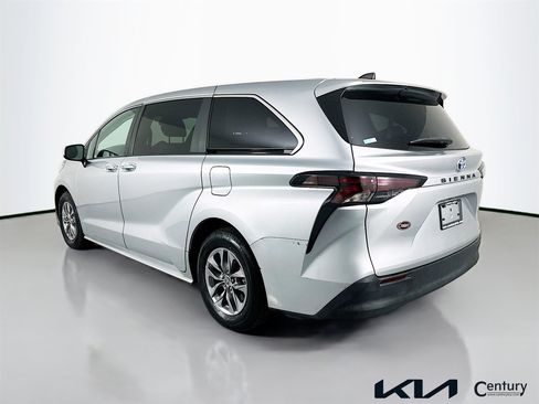 Used 2023 Toyota Sienna LE FWD image 7