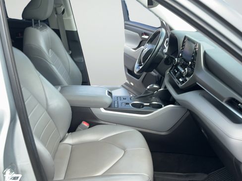 Used 2021 Toyota Highlander XLE AWD/4WD image 49