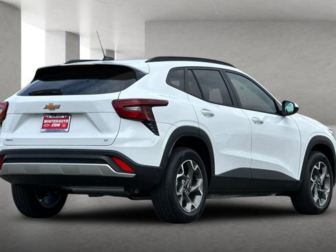 Used 2026 Chevrolet Trax LT w/ Sunroof Package FWD image 4