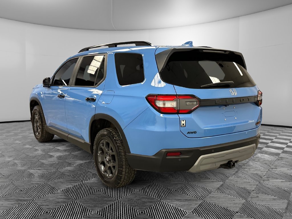 Used 2025 Honda Pilot TrailSport image 3