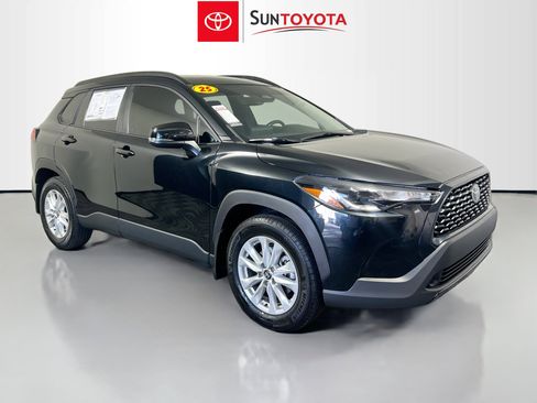 Used 2025 Toyota Corolla Cross LE image 1