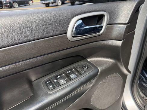 Used 2018 Jeep Grand Cherokee Laredo AWD/4WD image 16