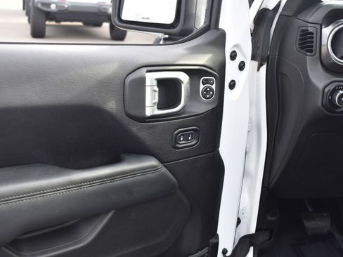 Used 2019 Jeep Wrangler Unlimited Sahara image 25
