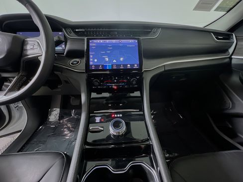 Used 2023 Jeep Grand Cherokee Limited image 25