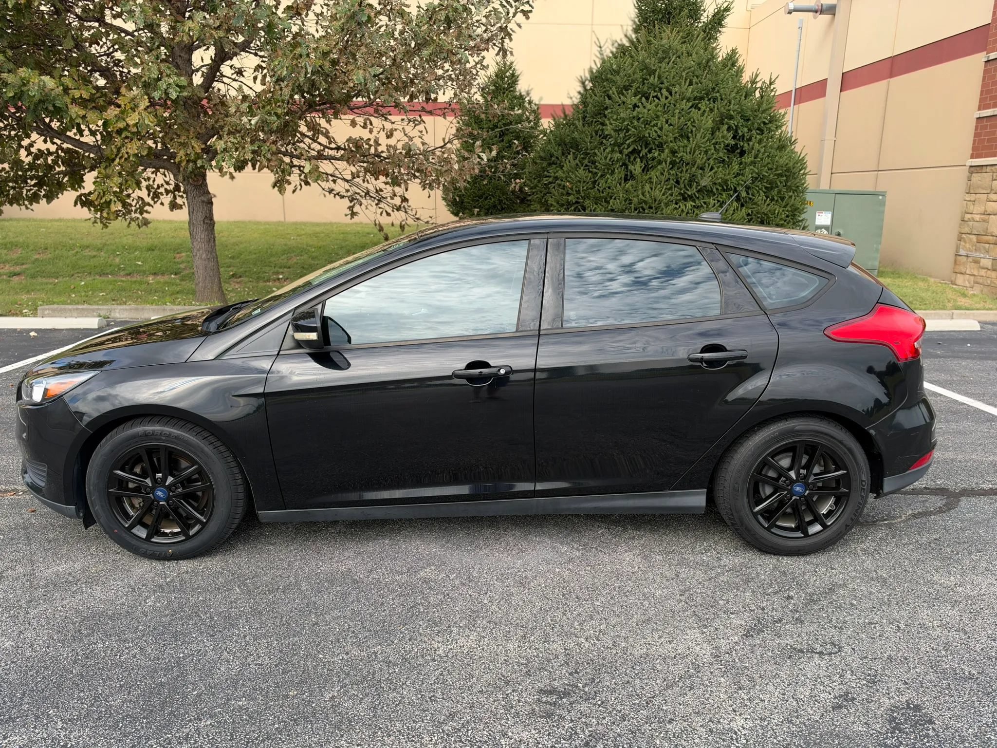 Used 2016 Ford Focus SE FWD image 2