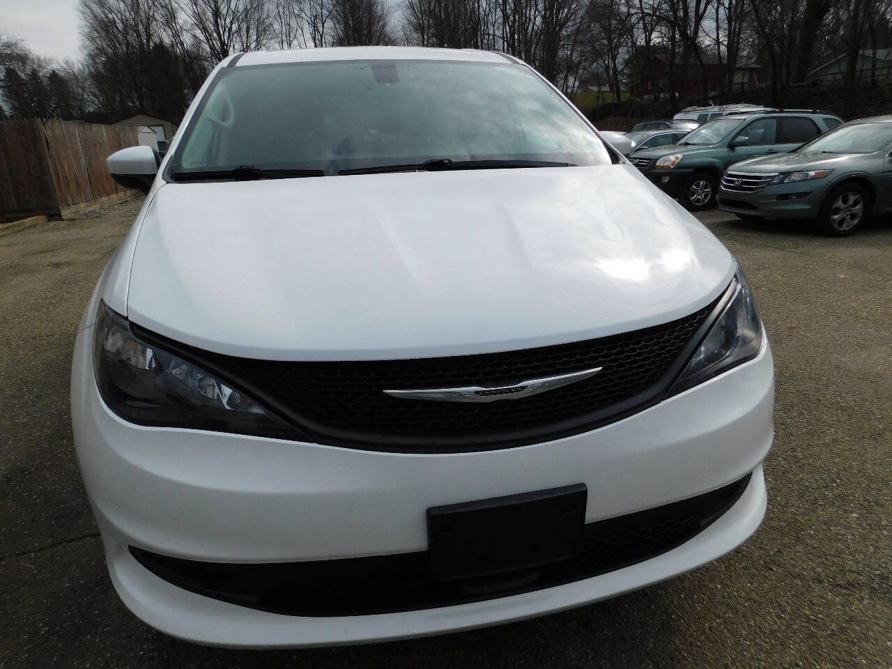 Used 2022 Chrysler Voyager LX FWD image 9