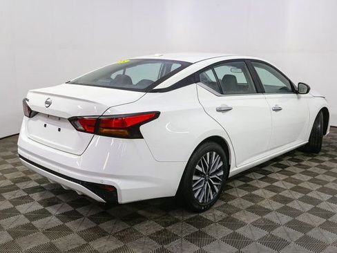 Used 2025 Nissan Altima 2.5 SV image 11