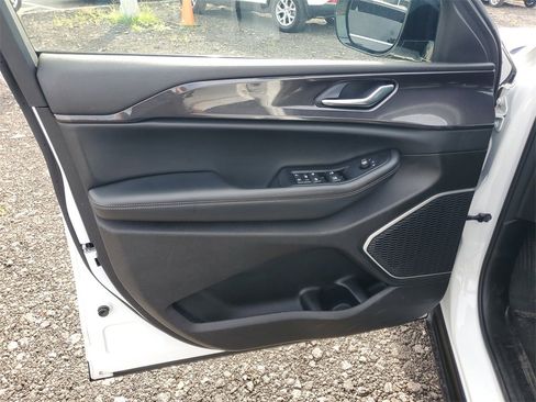 Used 2022 Jeep Grand Cherokee L Laredo image 12