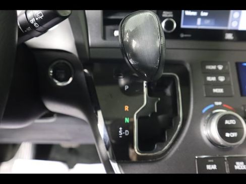 Used 2019 Toyota Sienna SE Premium FWD image 24