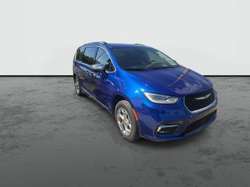 Used 2021 Chrysler Pacifica Limited AWD/4WD image 2