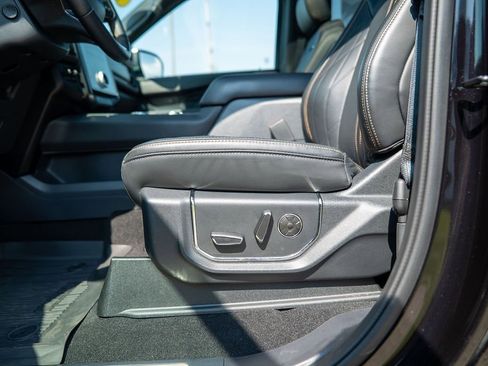 Used 2024 Ford Expedition Platinum image 19