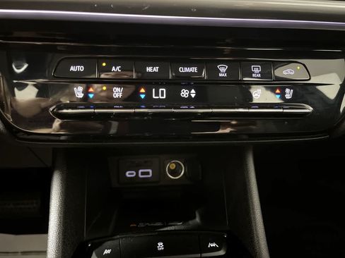Used 2023 Chevrolet Bolt EUV LT w/ Convenience Package FWD image 21