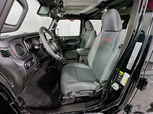 Used 2025 Jeep Wrangler Unlimited Rubicon w/ Convenience Group AWD/4WD image 20