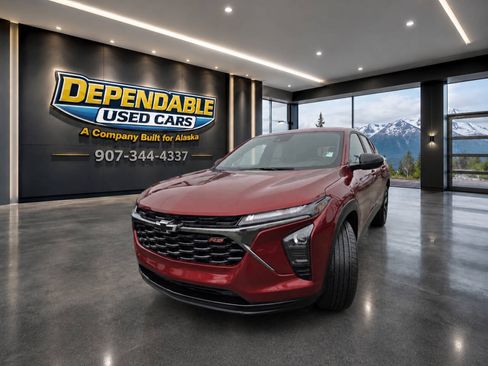 Used 2025 Chevrolet Trax RS FWD image 1