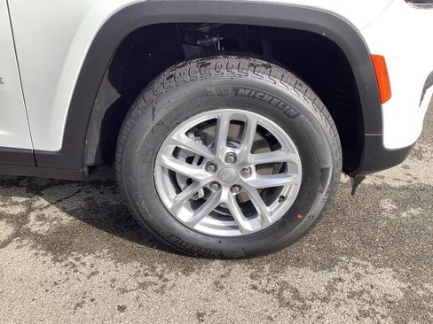New 2025 Jeep Grand Cherokee Laredo image 9