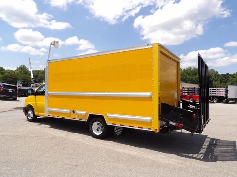 Used 2017 GMC Savana 3500 Extended RWD image 4