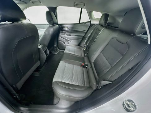 Used 2025 Chevrolet Trax LT FWD image 27