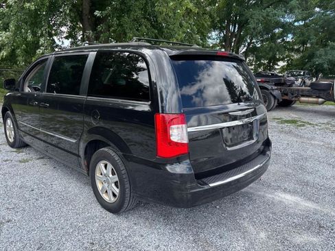 Used 2012 Chrysler Town & Country Touring w/ Entertainment Group #1 FWD image 7