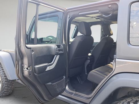 Used 2017 Jeep Wrangler Unlimited Rubicon w/ Connectivity Group AWD/4WD image 23
