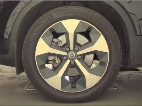 Used 2025 Volvo XC40 B5 Plus image 13