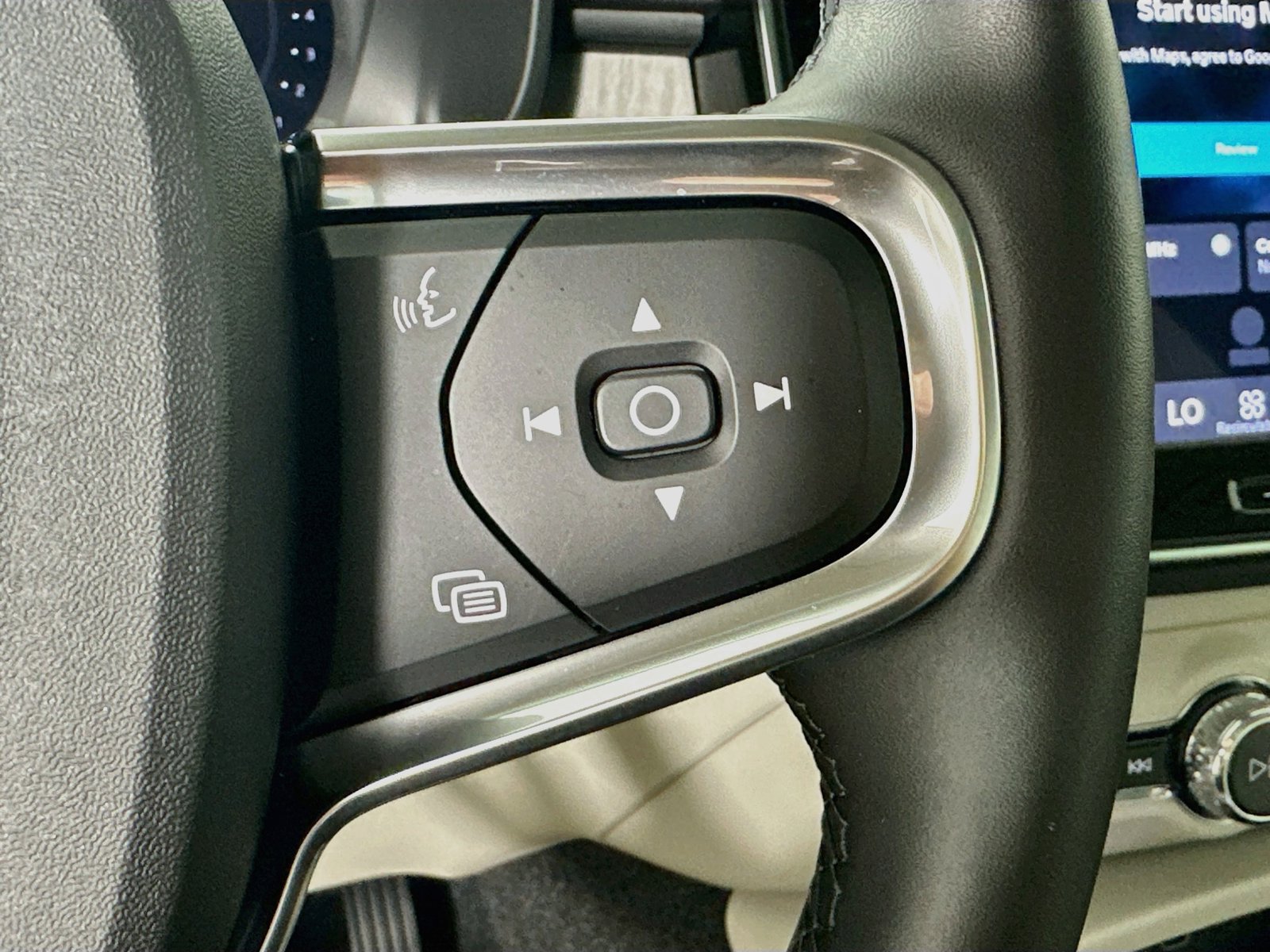 Certified 2025 Volvo XC40 B5 Ultra w/ Protection Package AWD/4WD image 19