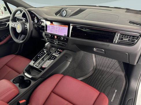 Certified 2025 Porsche Macan AWD/4WD image 31