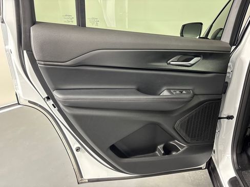 Used 2025 Jeep Grand Cherokee L Laredo image 33