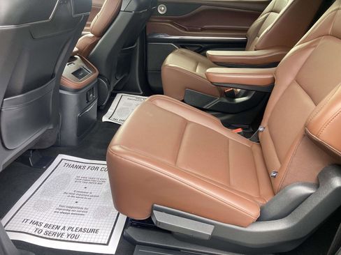 Certified 2025 Lincoln Navigator L Reserve image 17