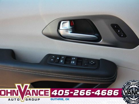 Used 2024 Chrysler Pacifica Touring-L image 28